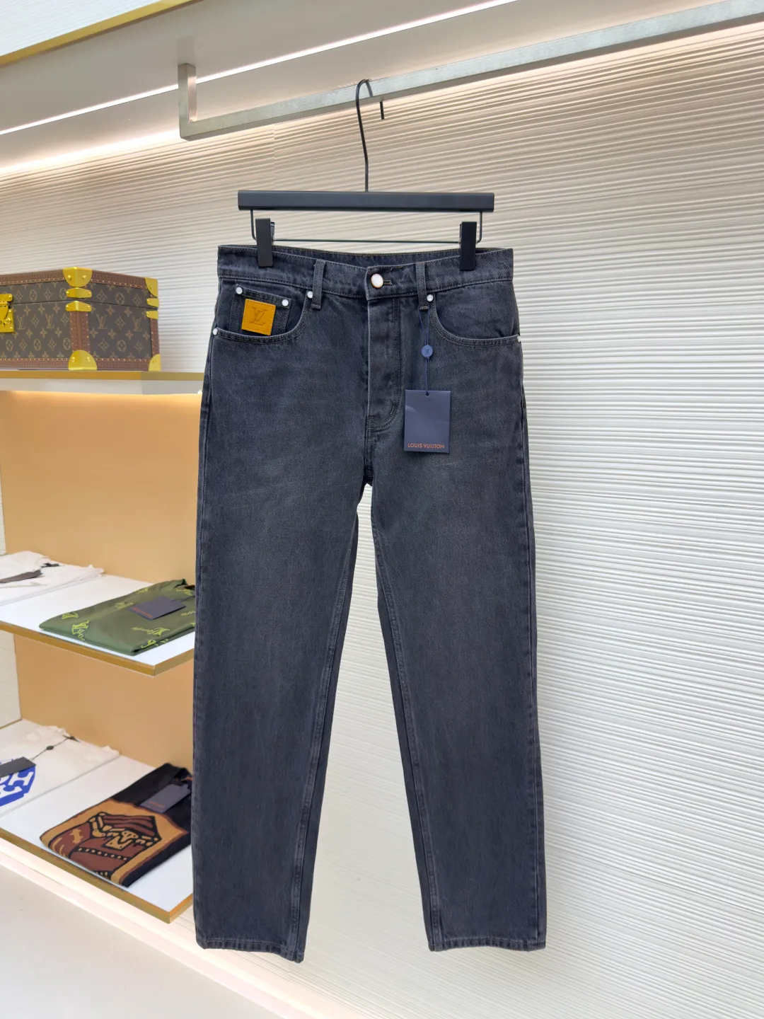 LOUISVUITTON patch letter jeans ●Authentic product: purchased and developed at 9350 ●Item number: 1680715-B10 ●Fabric: denim fabric ●Technology: washed production ●Version: fitted version ●Weight: about 685 grams ●Size: 30-32-34-36 ●Description: Letters gold gold thread embroidered denim Brand presbyopia logo iconic pattern It has a strong street American style and is very chic. The whole piece is still the same loose version as always, which hides the flesh. The regular denim lapel design gives people a smart and generous look. Customized logo buttons and leather labels come with a full set of accessories. It is cool, stylish and fairy-like. It is also an absolute C-position piece and is highly recommended!  Very heavy work, exquisite details, special washing process, multiple washings can show the same perfect washing color effect as the original. The overall wiring is straight and delicate, the fabric is comfortable and soft, and the color is consistent without color difference. It can be matched with the same style to create a fashionable look and control various occasions. Customized accessories, complete with three standards, same style for men and women!